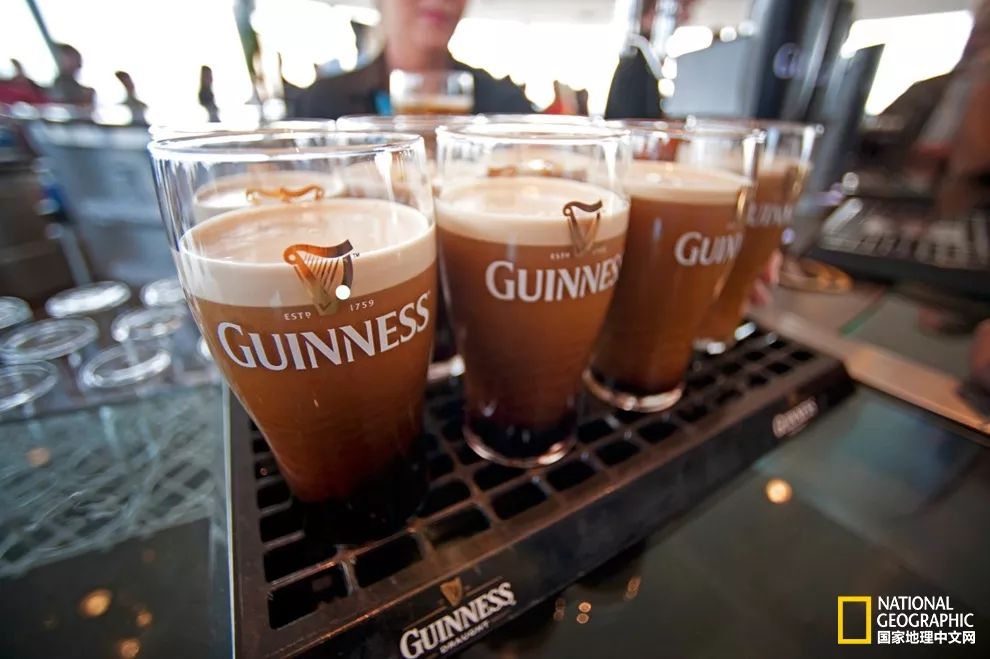 “对球当歌，人生几何”，看世界杯时为什么爱喝酒呢？