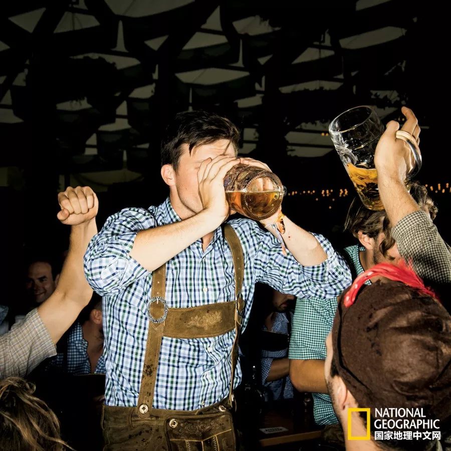 “对球当歌，人生几何”，看世界杯时为什么爱喝酒呢？