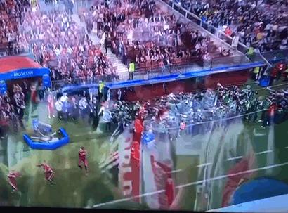 世界杯王哲林被骂现场,大张伟谈演出被骂