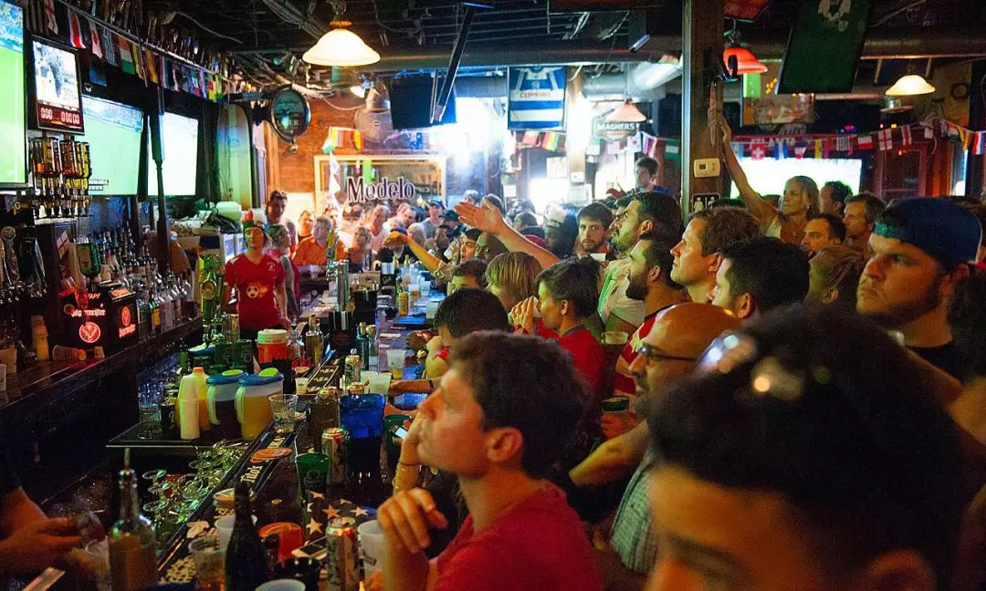 不是耸人听闻,历届世界杯都有球迷熬夜看球猝死!