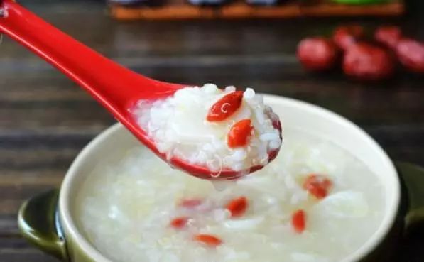 啤酒泡枸杞下一句是啥,为什么啤酒泡枸杞不醉人