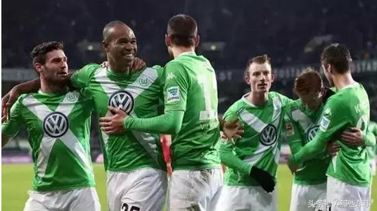 世界杯上现代和大众分别赞助两支球队，全都是广告