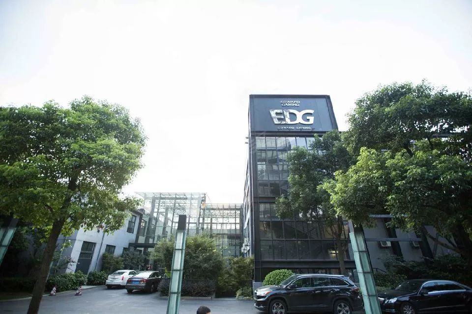 从娱乐圈走向体育圈,从娱乐转型电商