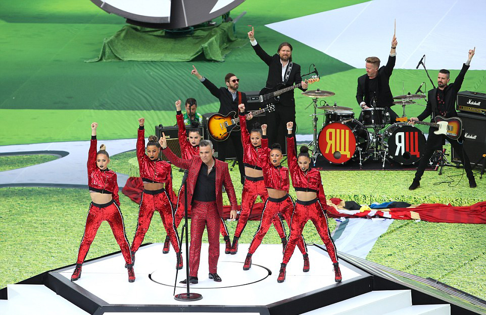 世界杯开幕式表演场面震撼,世界杯开幕式歌手当众竖中指