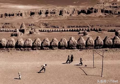 *藏西**足球百年：与英国人比赛到女子足球队建立