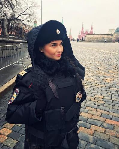 看完俄联邦足球宝贝，看女骑警