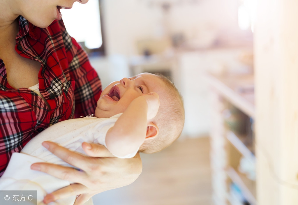 宝宝半夜一直哭闹还总是放屁,宝宝夜里哭闹放屁多又臭