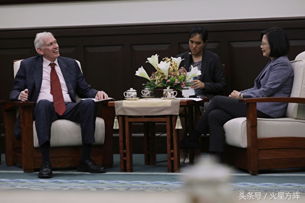 当年美国挺国民*党**，结果老蒋丢了大陆；现在蔡英文想被赶下大海吗