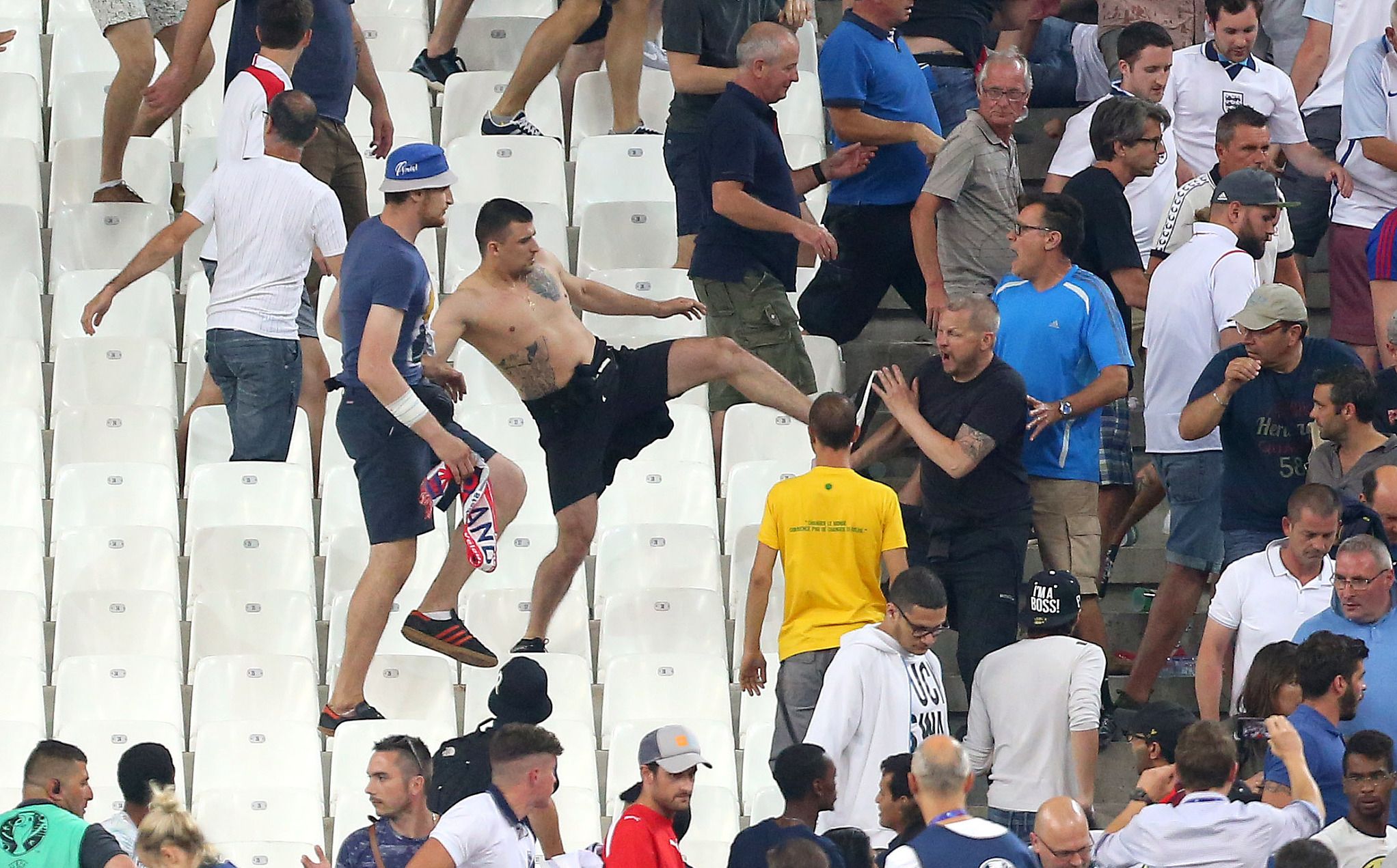 法国世界杯俄罗斯球迷打英国视频,世界杯热点事件