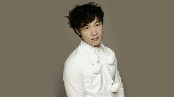 吴秀波与陈奕迅现身世界杯，网友：不开演唱会，看什么世界杯