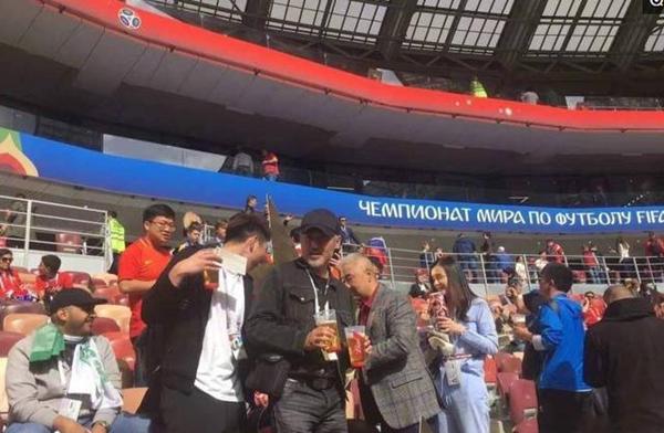 吴秀波与陈奕迅现身世界杯，网友：不开演唱会，看什么世界杯