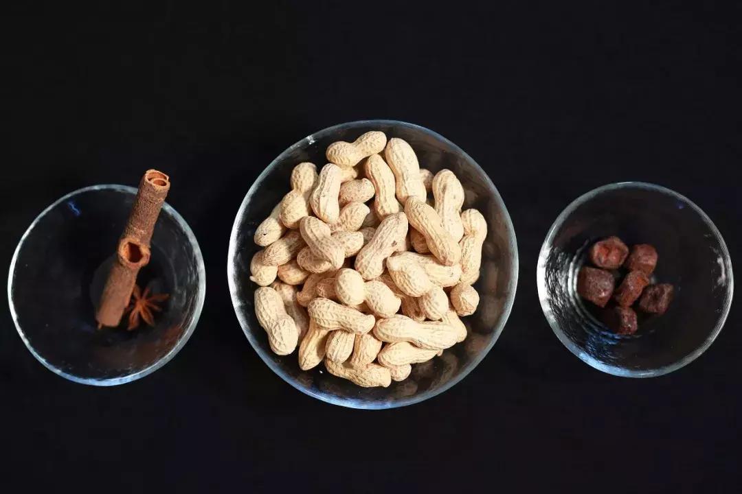 话梅花生里的话梅,花生和巧克力的碰撞