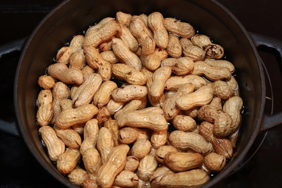 话梅花生里的话梅,花生和巧克力的碰撞