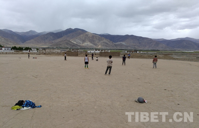 没有专业球鞋却怀揣闪亮梦想雅江边足球小将“预热”世界杯