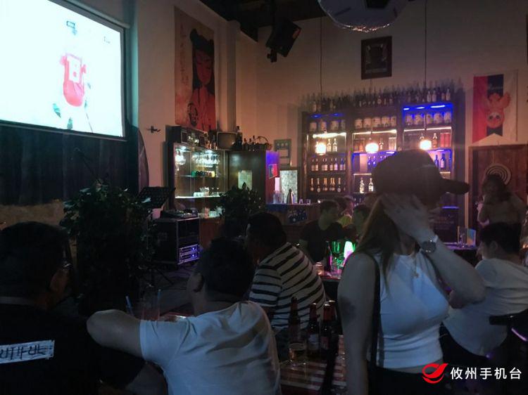 昨晚你看球了吗？攸县的球迷们昨晚是这样嗨起来的……