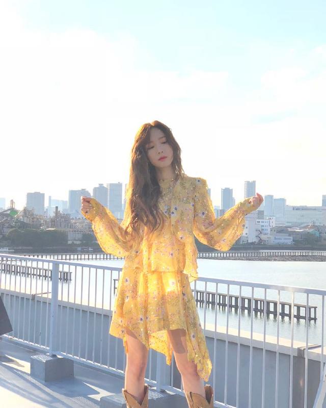 泰妍黑色吊带连衣裙,泰妍秋冬穿搭