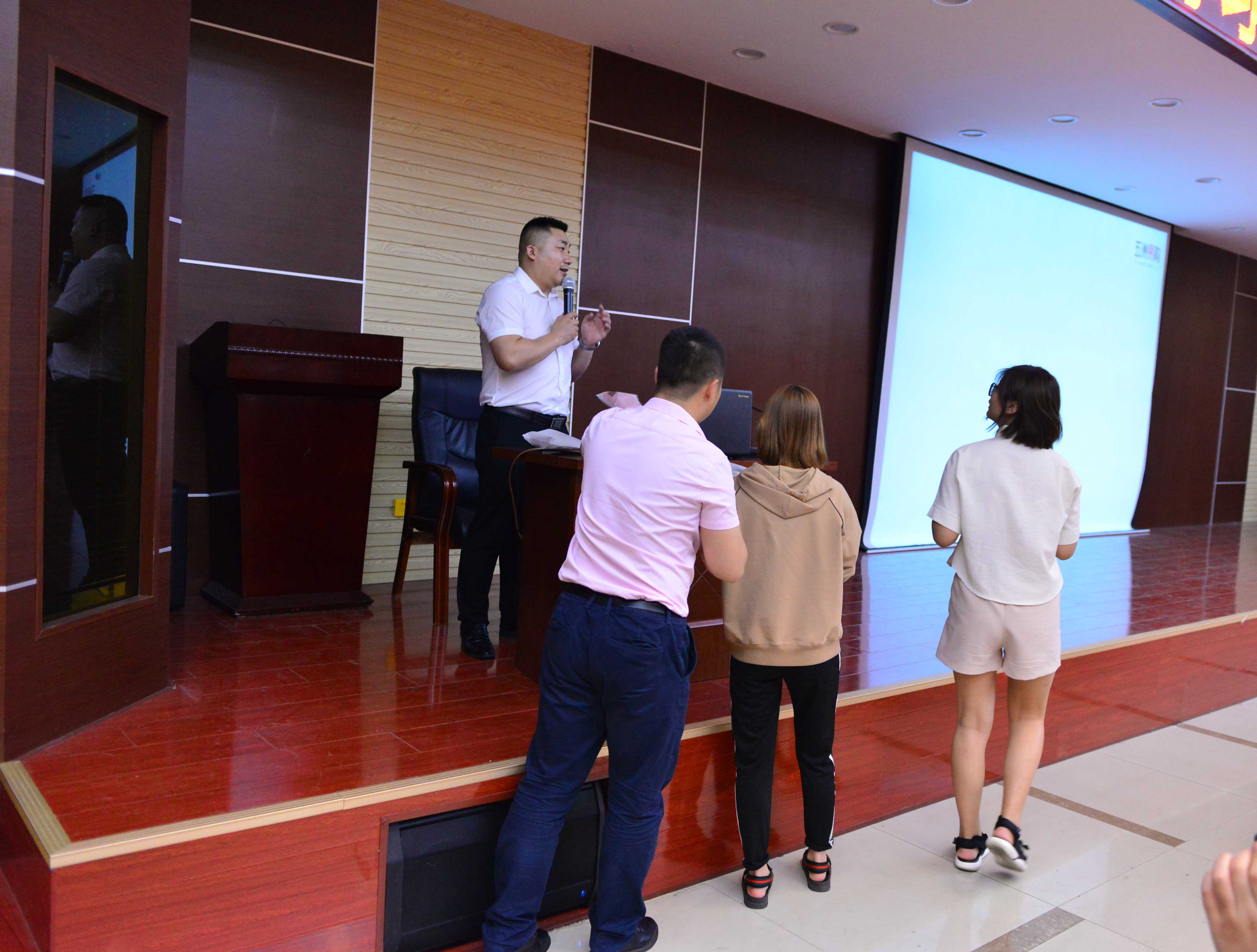 娣畨浜旀床鏄撹喘,浜旀床鏄撹喘璺ㄥ鐢靛晢骞冲彴