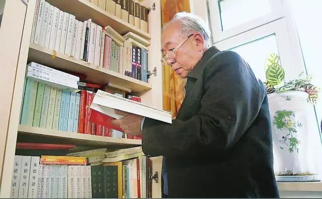 教育部追授郑德荣同志“全国优秀教师”荣誉称号