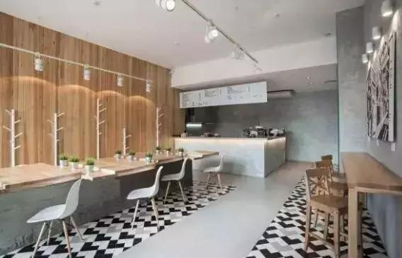 看球和看球两不误,看球喝茶两不误