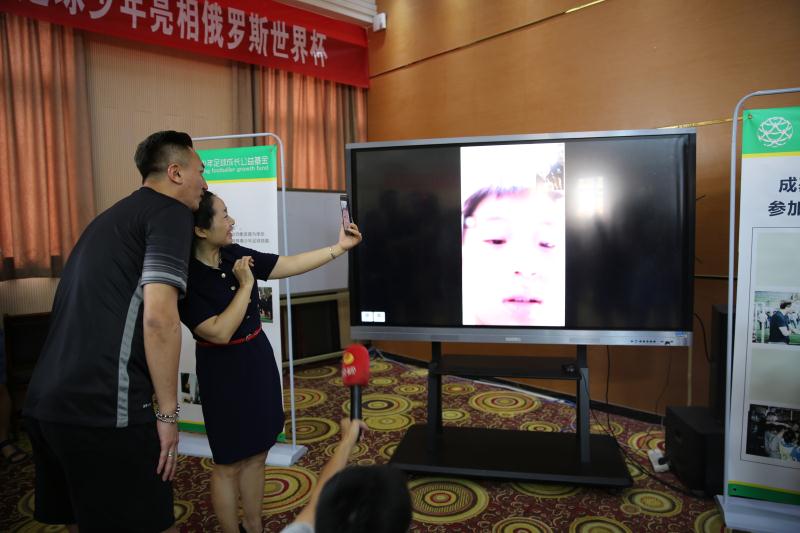 雨花区世界杯球童首次连线母校
