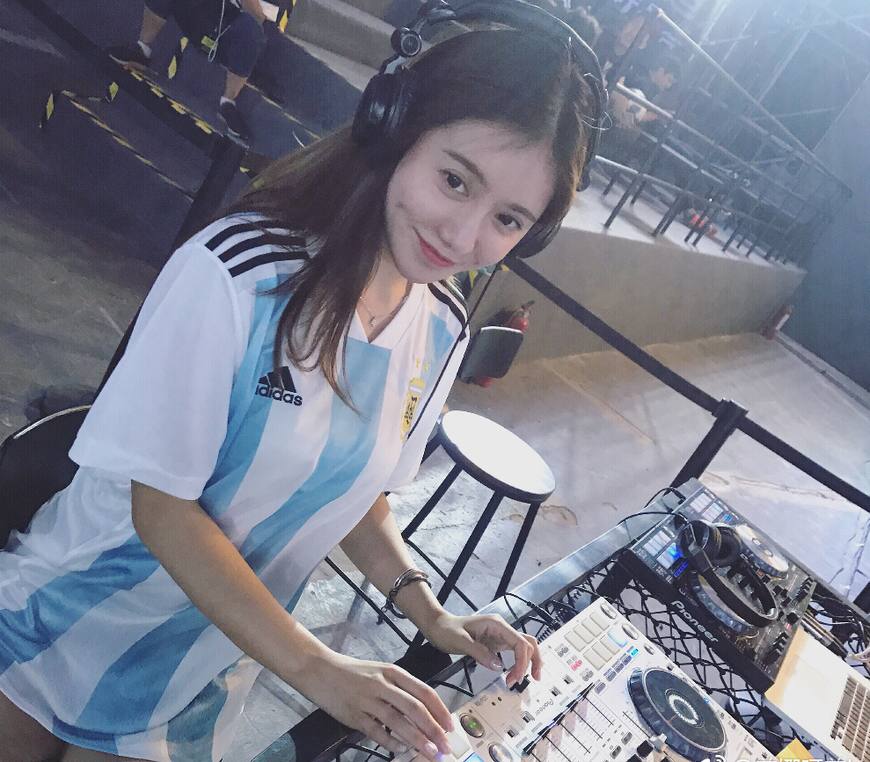 美娜穿23号橙色球衣照片,美娜穿韦德球衣