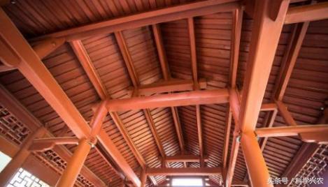 老人说“在家不驮梁睡，在外不顺梁睡”，其中具有一定的生活经验