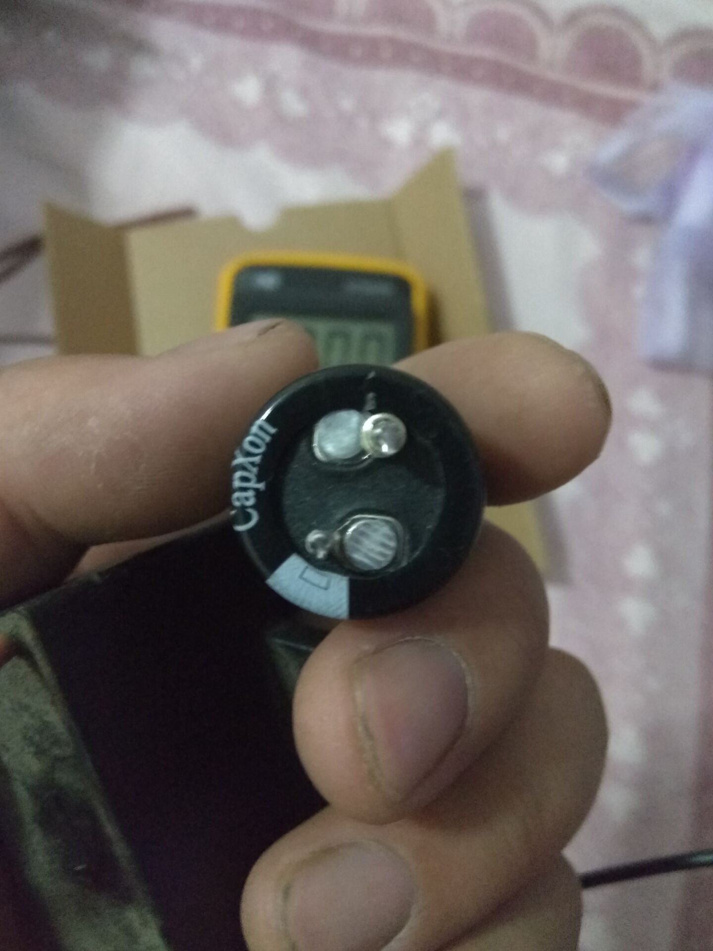 如何区分不同材质的电容,如何测量电容器电容值并判断好坏