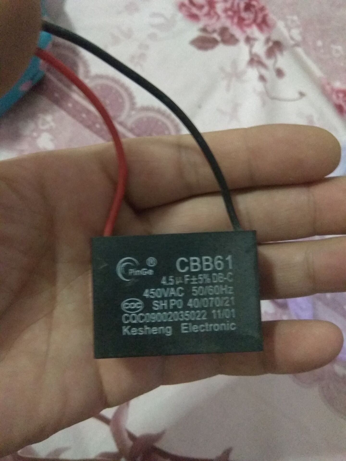 如何区分不同材质的电容,如何测量电容器电容值并判断好坏