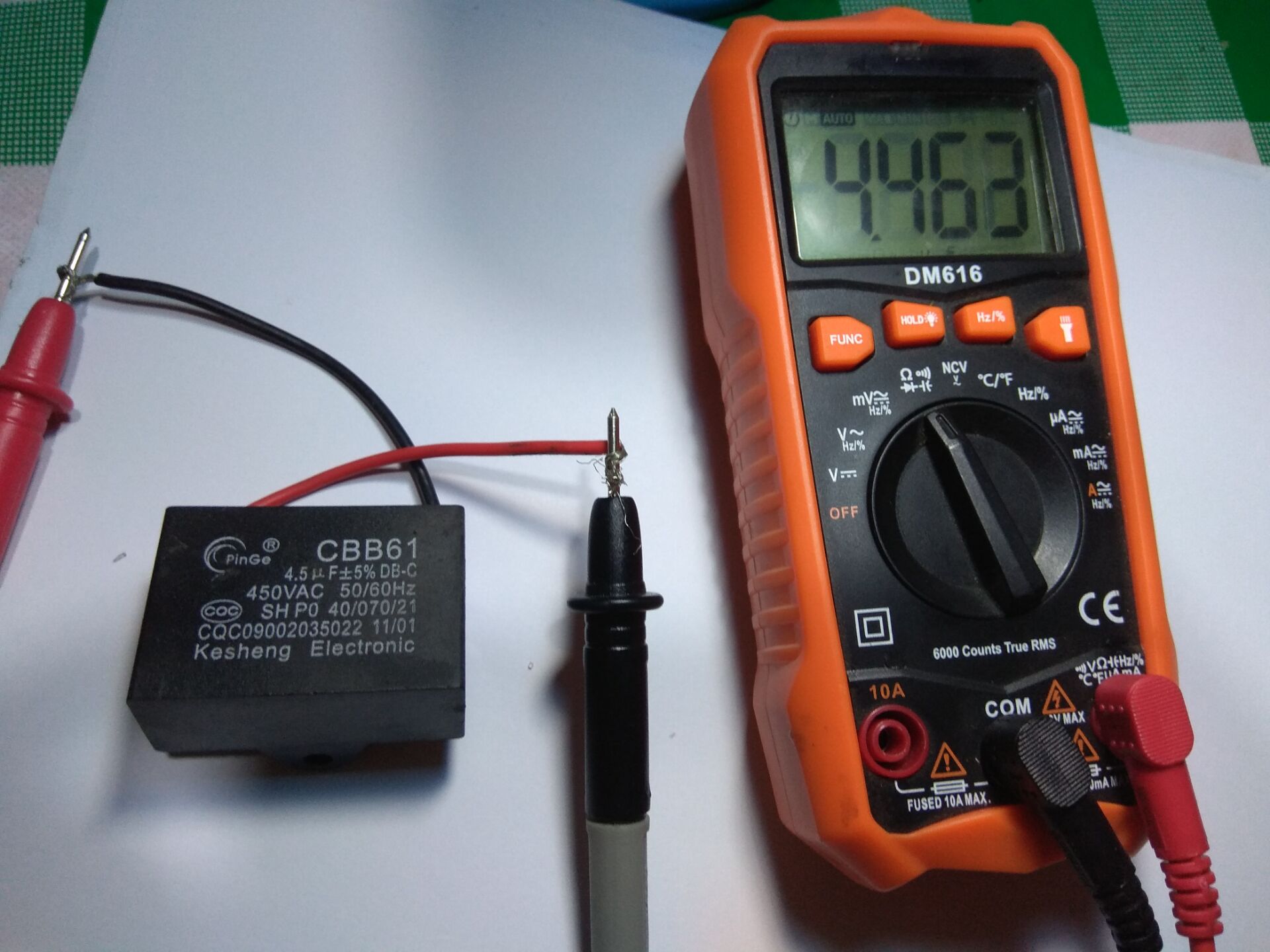 如何区分不同材质的电容,如何测量电容器电容值并判断好坏