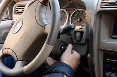 汽车钥匙插进去扭不动了怎么回事,汽车扭钥匙打火没反应是怎么回事