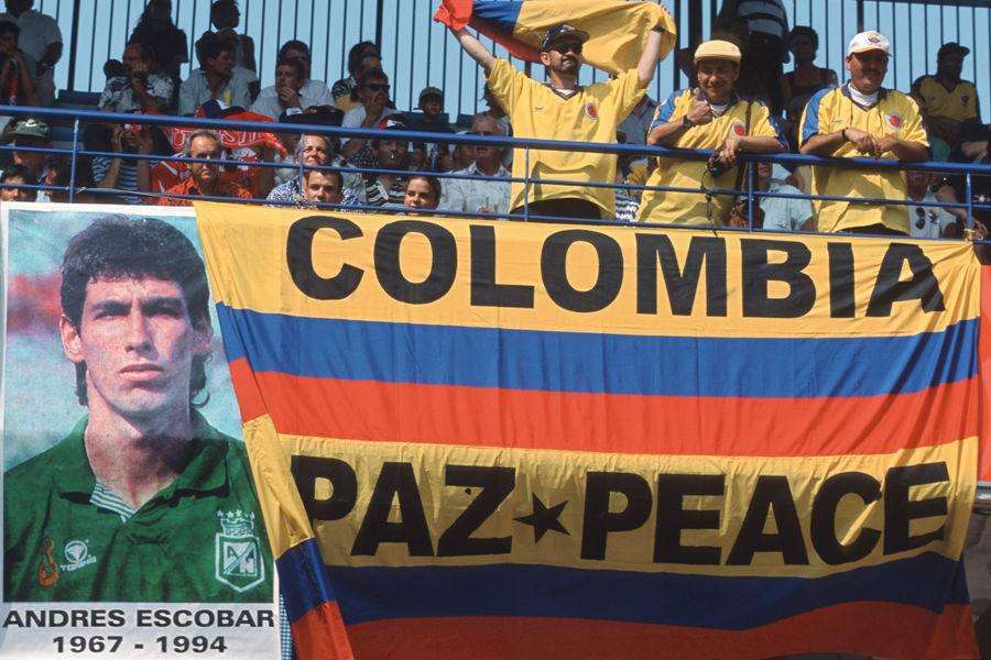 足球因为乌龙被枪杀的球员,世界杯上乌龙球后遭球迷枪杀