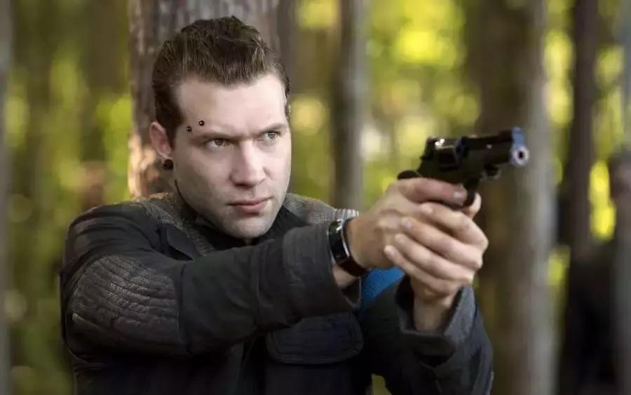 足球因为乌龙被枪杀的球员,世界杯上乌龙球后遭球迷枪杀