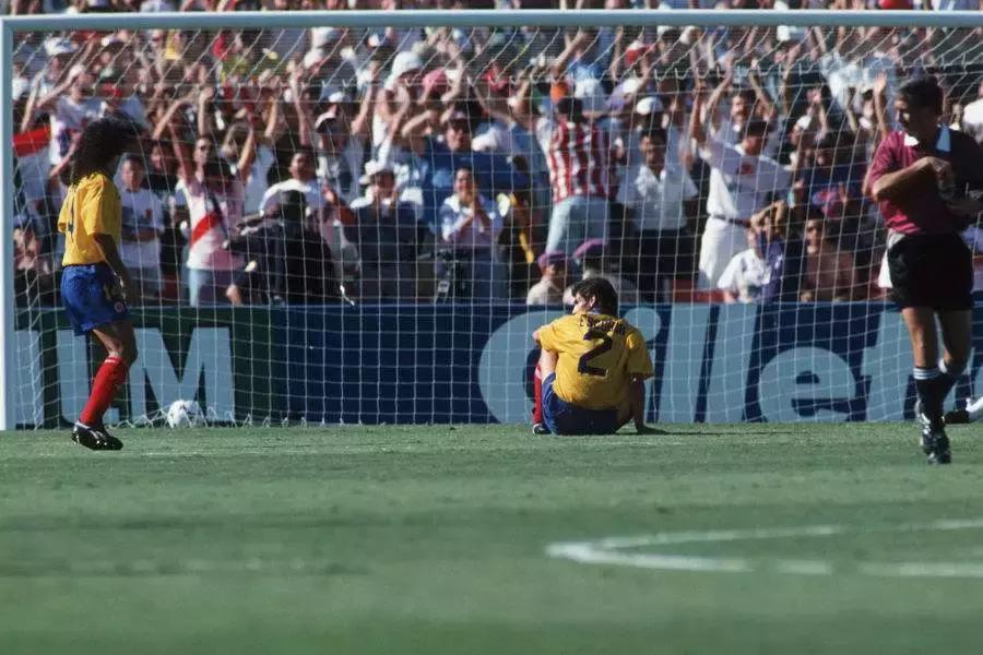 足球因为乌龙被枪杀的球员,世界杯上乌龙球后遭球迷枪杀