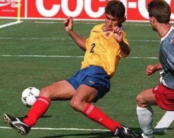 足球因为乌龙被枪杀的球员,世界杯上乌龙球后遭球迷枪杀