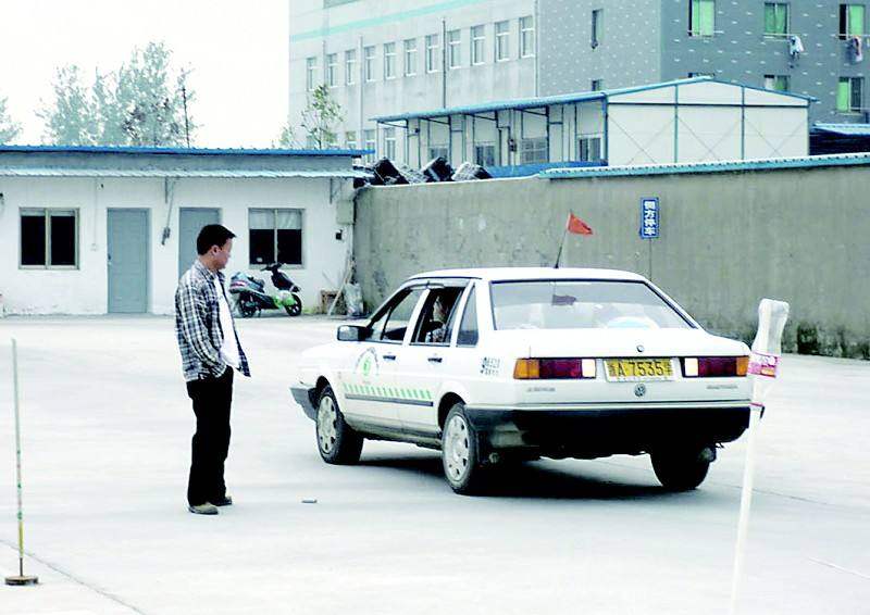 驾校教练收入,驾校教练赚你多少钱