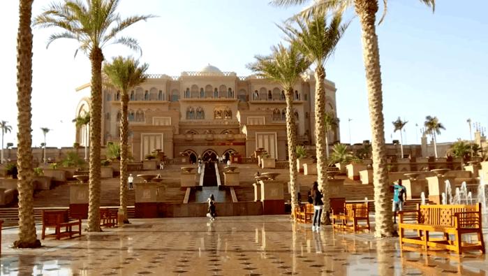 全球唯一座八星级酒店,装饰就用掉40吨黄金,专门配有*博兰**基尼接送