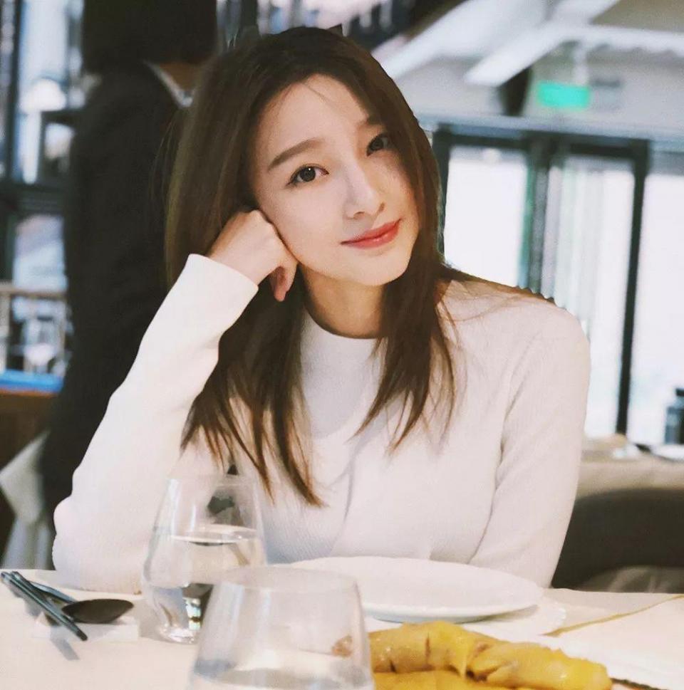 央视女主持网红脸,央视主持人酷似关之琳