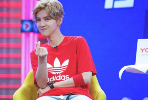 鹿晗红色裤子男,鹿晗为什么穿红色的衣服