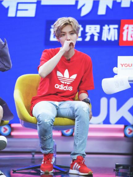 鹿晗红色裤子男,鹿晗为什么穿红色的衣服