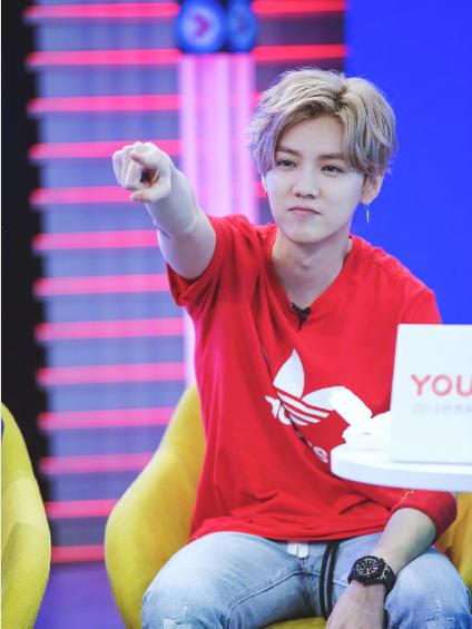 鹿晗红色裤子男,鹿晗为什么穿红色的衣服