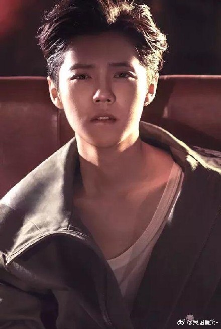 鹿晗红色裤子男,鹿晗为什么穿红色的衣服