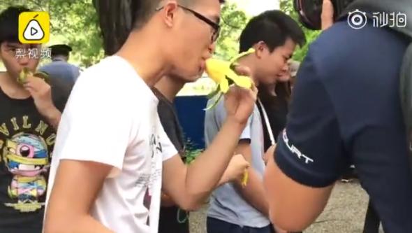 男生邀请奶奶走毕业红毯：她从小照顾我，最辛苦功劳最大