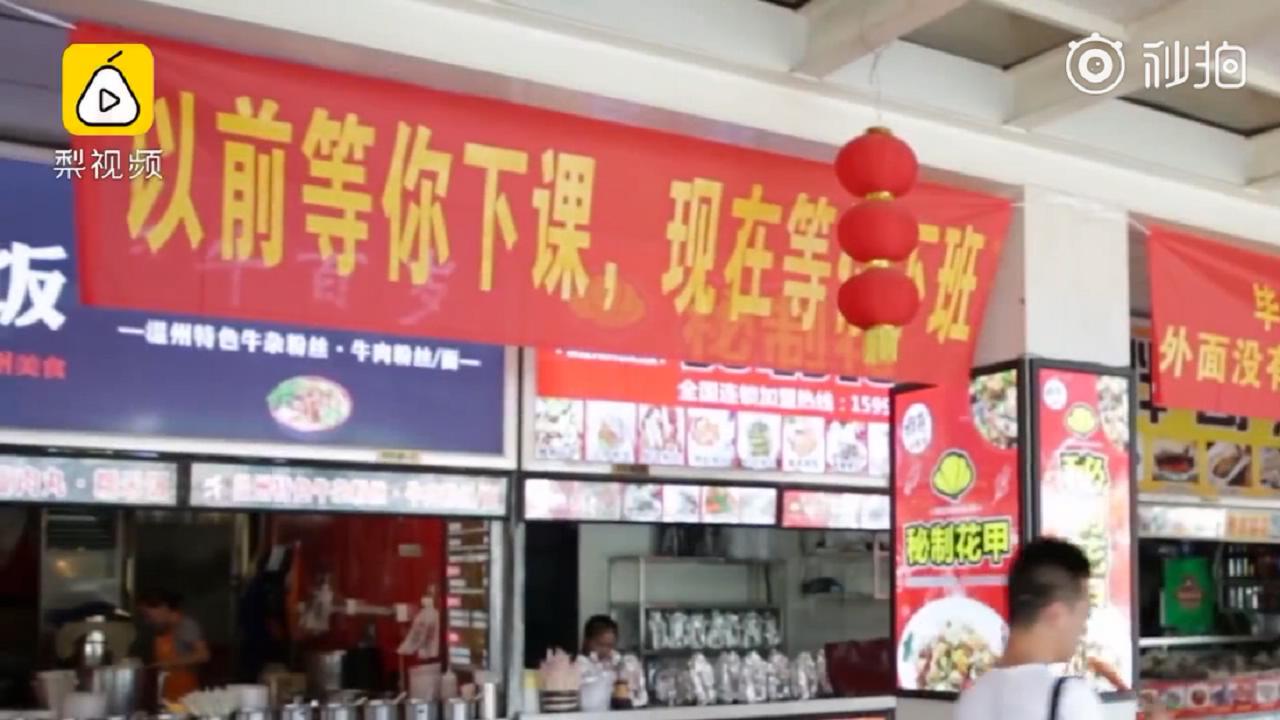 男生邀请奶奶走毕业红毯：她从小照顾我，最辛苦功劳最大