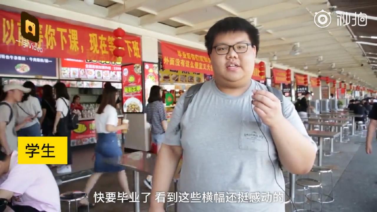 男生邀请奶奶走毕业红毯：她从小照顾我，最辛苦功劳最大