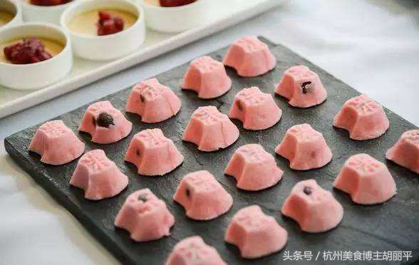 杭州市民把对胜利的期盼浓缩在定胜糕里延伸了几百年