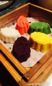 杭州市民把对胜利的期盼浓缩在定胜糕里延伸了几百年