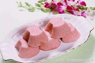 杭州市民把对胜利的期盼浓缩在定胜糕里延伸了几百年