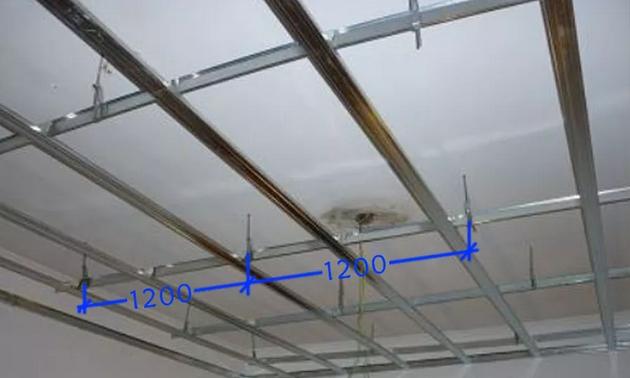 轻钢龙骨与木龙骨在选择上的利弊,吊顶选择轻钢龙骨还是木龙骨