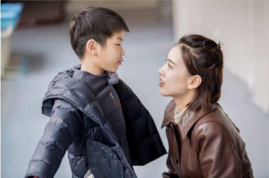 黄圣依穿足球装,黄圣依宋小宝长腿