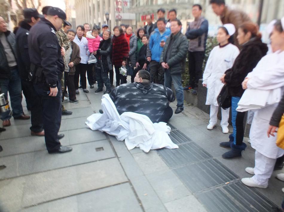 癫痫病发作急救视频,癫痫发作突然晕倒怎么急救